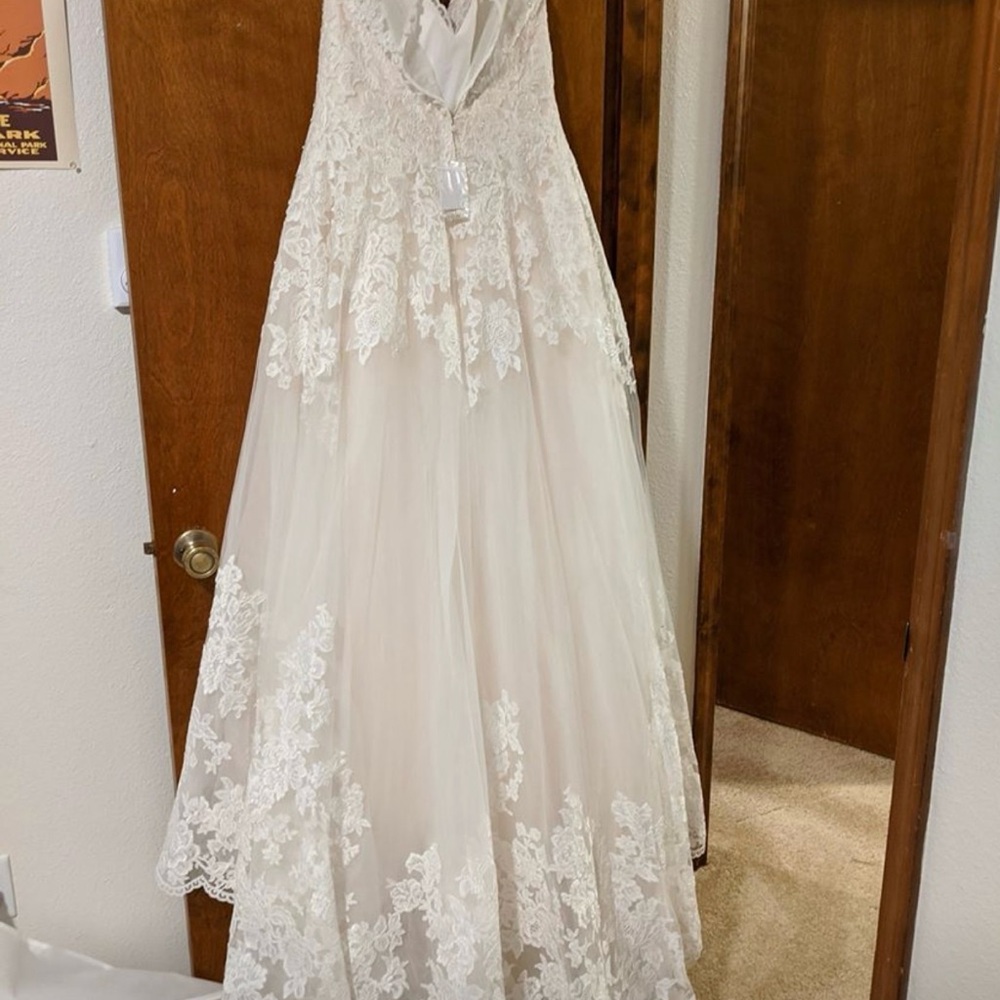 SCALLOPED V-NECK LACE AND TULLE WEDDING DRESS